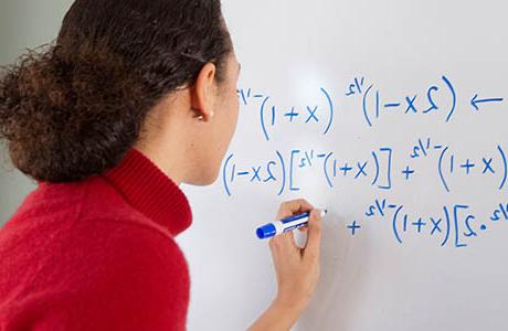 一个女人在白板上写数学公式